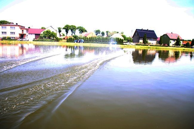 Nawet 100 km/h po stawie - zdjęcia