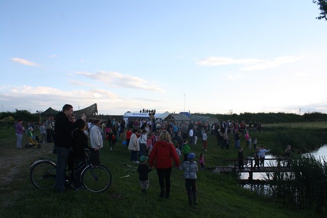 Puszczali wianki po stawie - zdjęcia