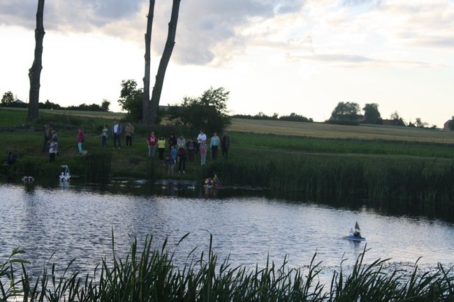 Puszczali wianki po stawie - zdjęcia