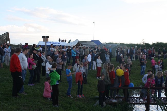 Puszczali wianki po stawie - zdjęcia