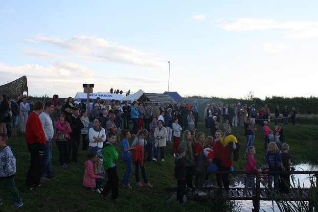 Puszczali wianki po stawie - zdjęcia