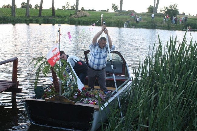 Puszczali wianki po stawie - zdjęcia