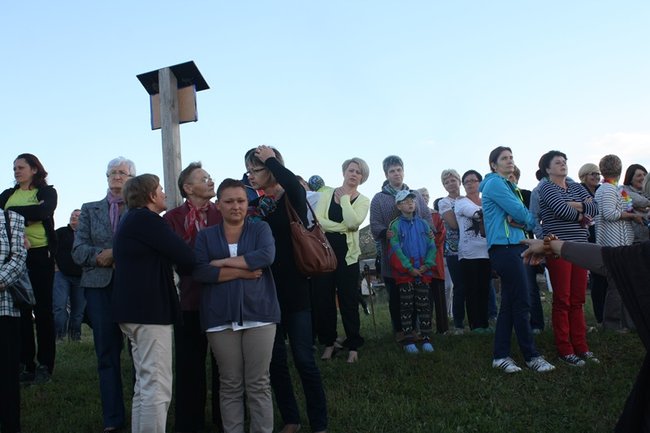 Puszczali wianki po stawie - zdjęcia