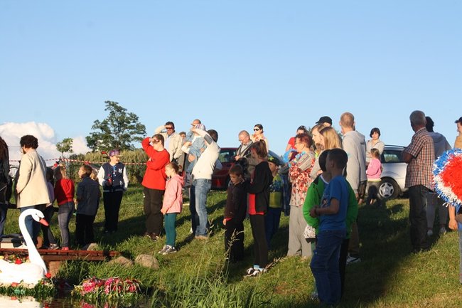 Puszczali wianki po stawie - zdjęcia