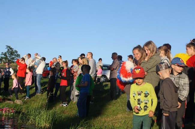 Puszczali wianki po stawie - zdjęcia