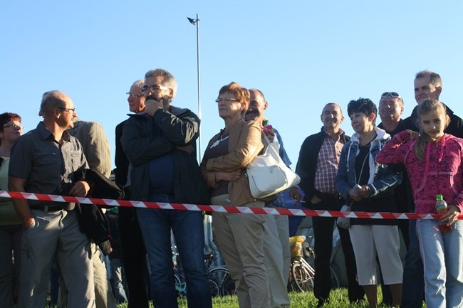 Puszczali wianki po stawie - zdjęcia