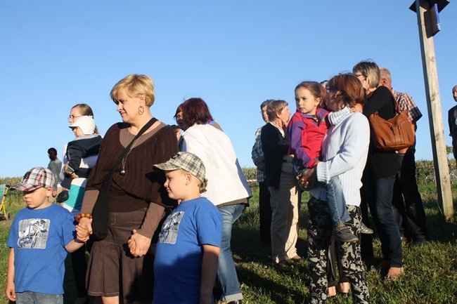 Puszczali wianki po stawie - zdjęcia