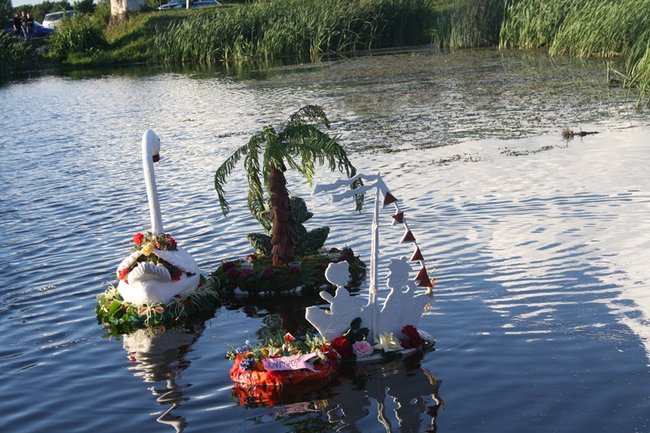 Puszczali wianki po stawie - zdjęcia