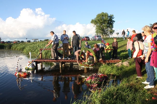 Puszczali wianki po stawie - zdjęcia