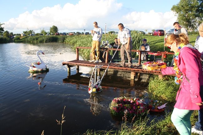 Puszczali wianki po stawie - zdjęcia