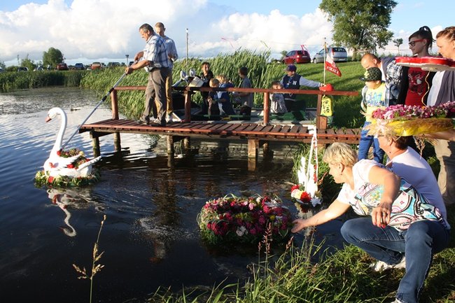 Puszczali wianki po stawie - zdjęcia