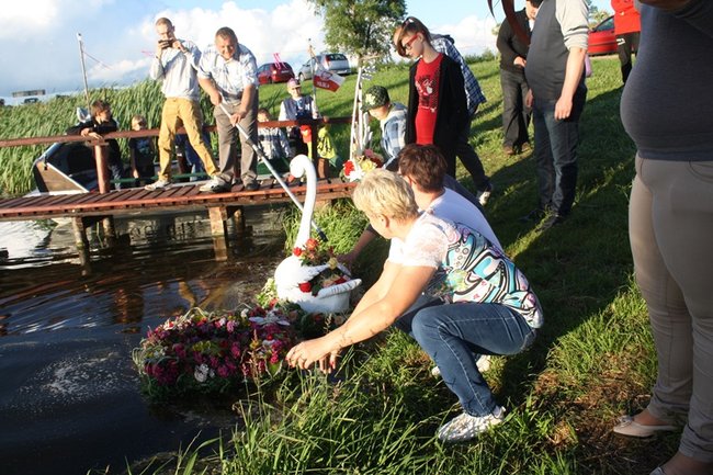 Puszczali wianki po stawie - zdjęcia