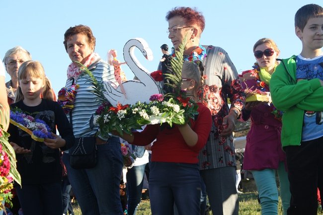 Puszczali wianki po stawie - zdjęcia