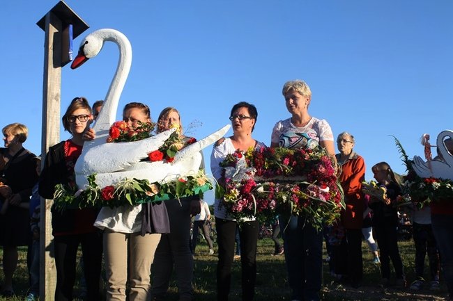 Puszczali wianki po stawie - zdjęcia