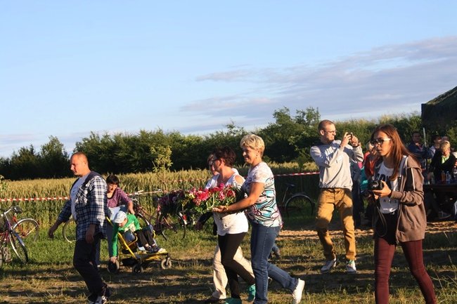 Puszczali wianki po stawie - zdjęcia