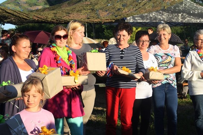 Puszczali wianki po stawie - zdjęcia