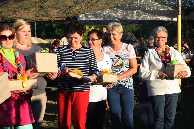 Puszczali wianki po stawie - zdjęcia