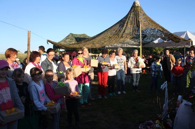 Puszczali wianki po stawie - zdjęcia