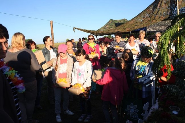 Puszczali wianki po stawie - zdjęcia