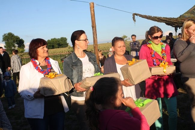 Puszczali wianki po stawie - zdjęcia