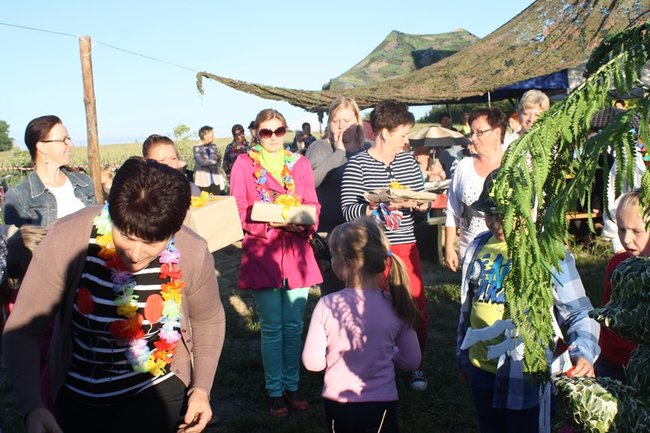 Puszczali wianki po stawie - zdjęcia