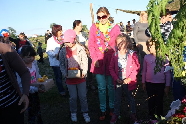 Puszczali wianki po stawie - zdjęcia