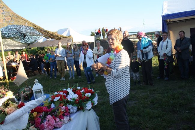 Puszczali wianki po stawie - zdjęcia