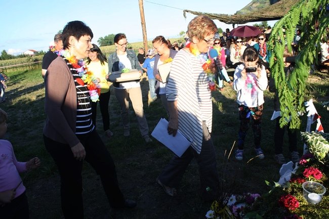 Puszczali wianki po stawie - zdjęcia