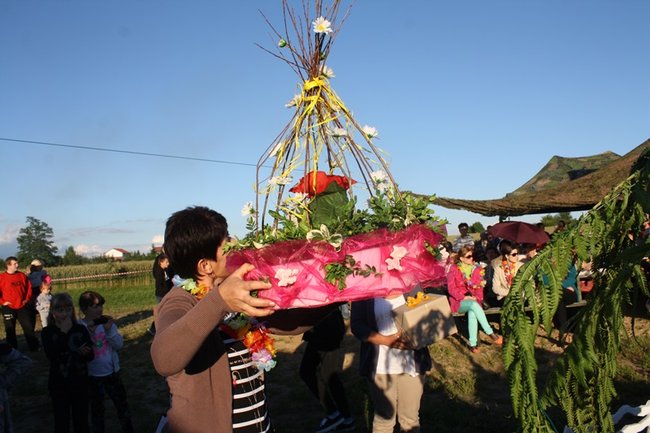 Puszczali wianki po stawie - zdjęcia