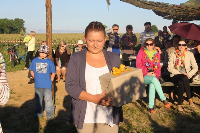 Puszczali wianki po stawie - zdjęcia