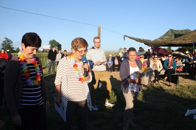 Puszczali wianki po stawie - zdjęcia