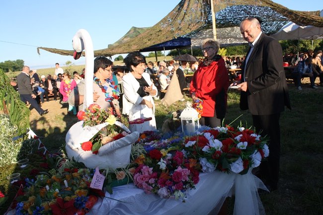 Puszczali wianki po stawie - zdjęcia