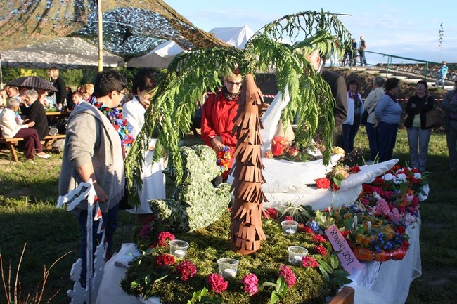 Puszczali wianki po stawie - zdjęcia
