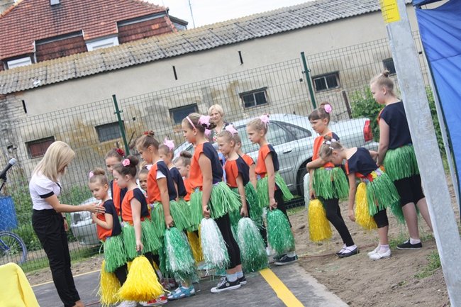 Cieszą się z nowego boiska - zdjęcia