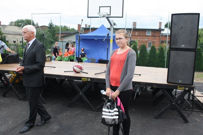 Cieszą się z nowego boiska - zdjęcia