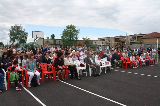 Cieszą się z nowego boiska - zdjęcia