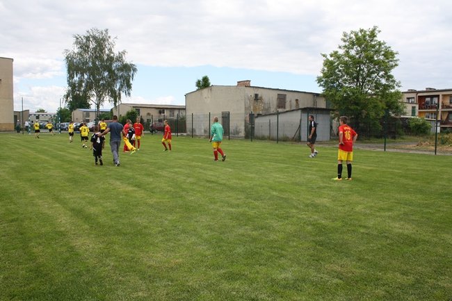 Cieszą się z nowego boiska - zdjęcia