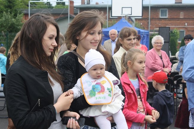 Cieszą się z nowego boiska - zdjęcia