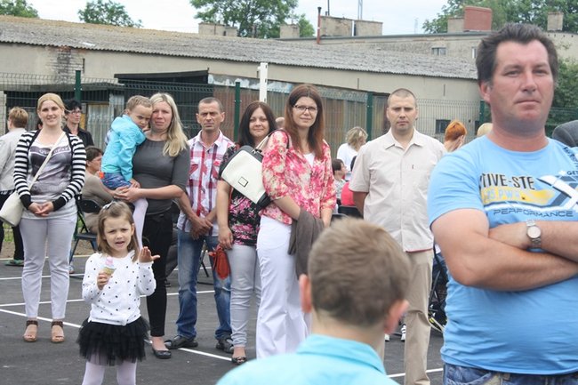 Cieszą się z nowego boiska - zdjęcia