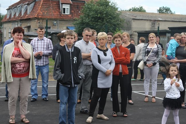 Cieszą się z nowego boiska - zdjęcia