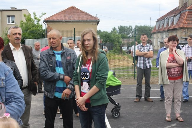 Cieszą się z nowego boiska - zdjęcia