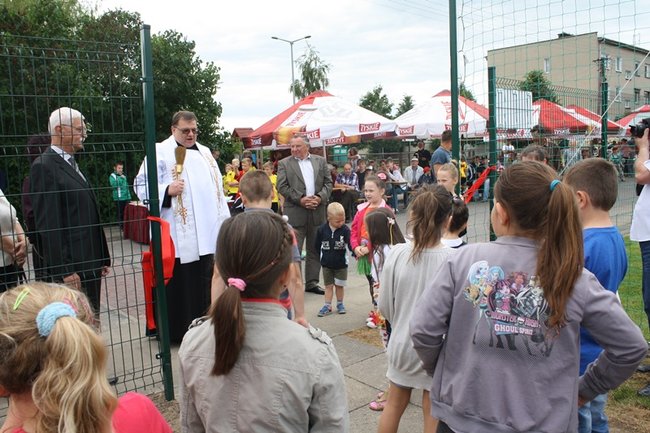 Cieszą się z nowego boiska - zdjęcia