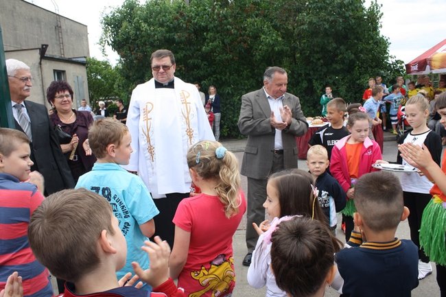 Cieszą się z nowego boiska - zdjęcia