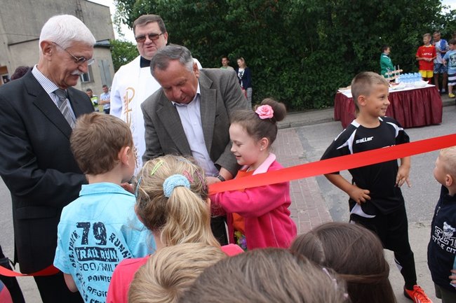 Cieszą się z nowego boiska - zdjęcia