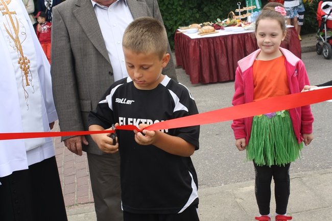 Cieszą się z nowego boiska - zdjęcia