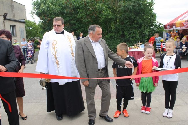 Cieszą się z nowego boiska - zdjęcia