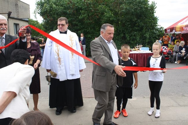 Cieszą się z nowego boiska - zdjęcia