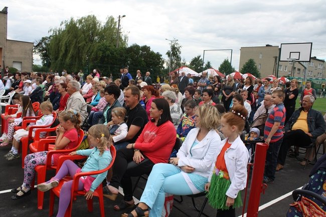Cieszą się z nowego boiska - zdjęcia