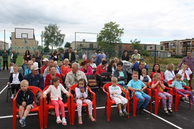 Cieszą się z nowego boiska - zdjęcia