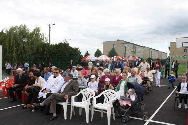 Cieszą się z nowego boiska - zdjęcia